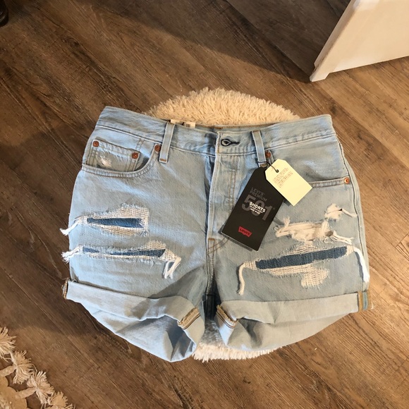 Levi’s 501 Mid-Rise Distressed Cuff Denim Shorts - Picture 4 of 4